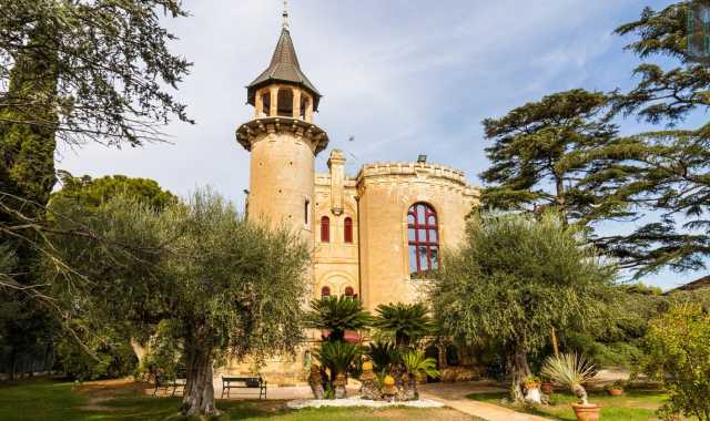 Villa Delvecchio: quella fiabesca dimora da "mille e una notte" che si erge su una collina di Mola